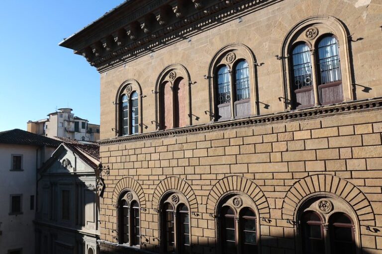 in primo piano la facciata di palazzo medici riccardi, piani superiori