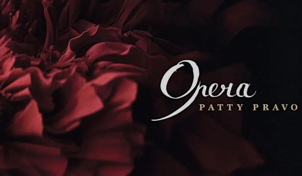 su sfondo nero, a sinistra un drappeggio rosso e a destra la scritta "Opera. Patty Pravo"