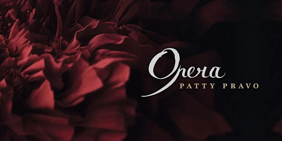su sfondo nero, a sinistra un drappeggio rosso e a destra la scritta "Opera. Patty Pravo"
