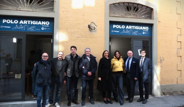 rappresentanti istituzionali, fra cui la sindaca Funaro, in via guelfa davanti alle botteghe CNA