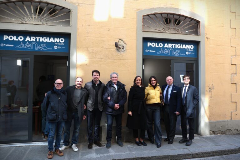 rappresentanti istituzionali, fra cui la sindaca Funaro, in via guelfa davanti alle botteghe CNA