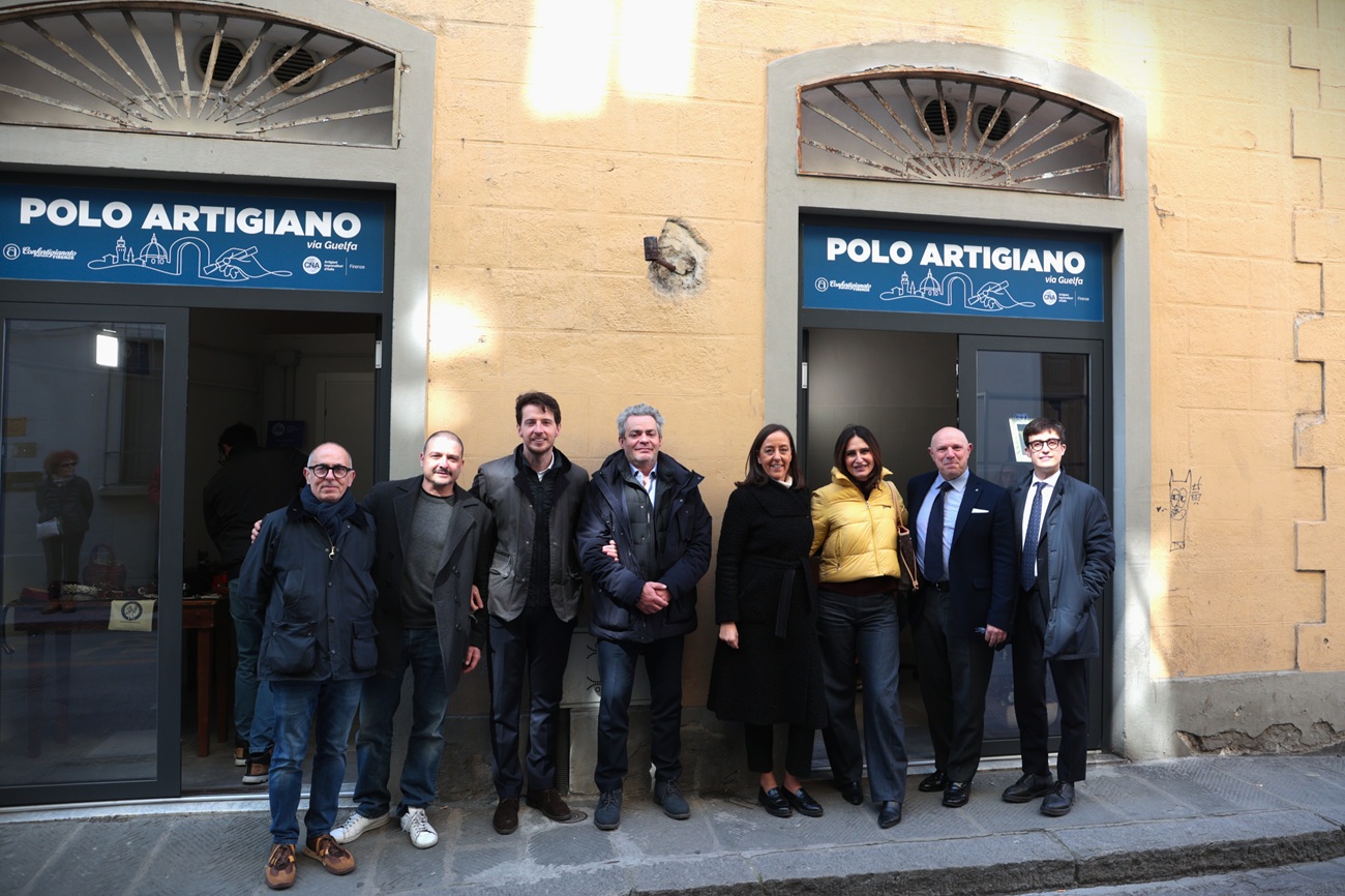 rappresentanti istituzionali, fra cui la sindaca Funaro, in via guelfa davanti alle botteghe CNA