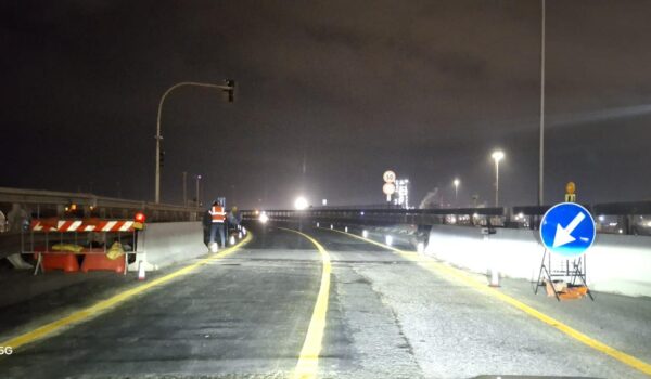 Visione notturna del Ponte dei Navicelli riaperto al transito