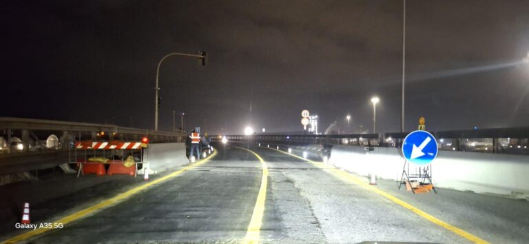 Visione notturna del Ponte dei Navicelli riaperto al transito