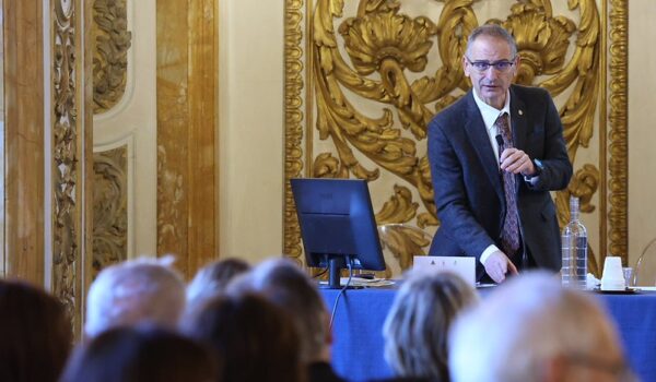 Rocco Conte Direttore servizi Finanziari nella sala Giordano durante l'incontro