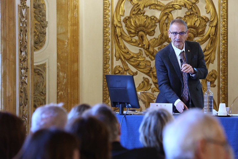 Rocco Conte Direttore servizi Finanziari nella sala Giordano durante l'incontro