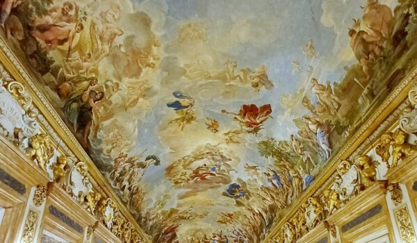 visione della sala luca giordano: pavimento a scacchi bianchi e neri, specchi alle pareti e affresco sulla volta