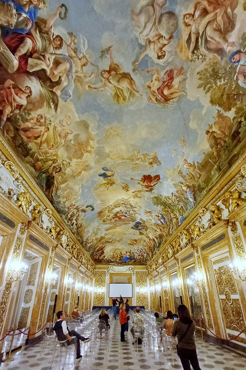 visione della sala luca giordano: pavimento a scacchi bianchi e neri, specchi alle pareti e affresco sulla volta