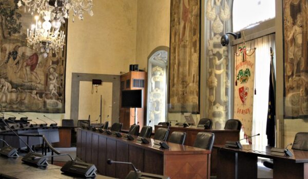 sala quattro stagioni, dove si svolge il consiglio metropolitano: arazzi alle pareti e scranni dei membri