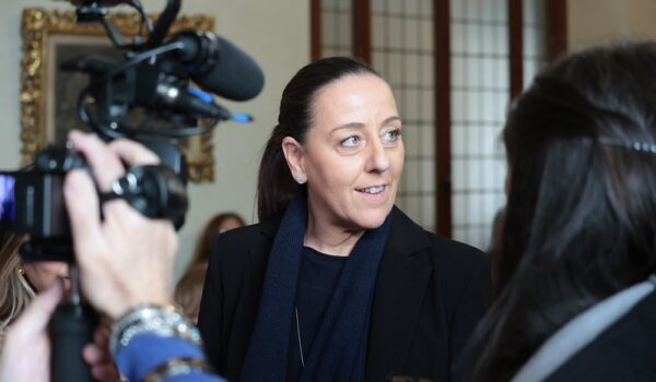 Sara Funaro al centro tra telecamere