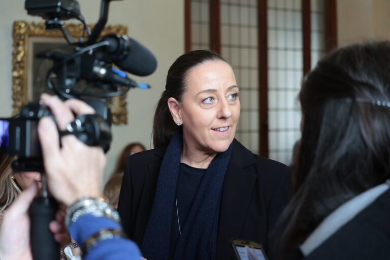 Sara Funaro al centro tra telecamere