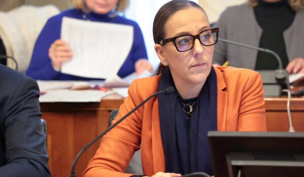 Sara Funaro durante il consiglio metropolitano