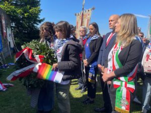 Sara Funaro, con delegazione, bandiere della pace e stendardo Città Metropolitana a Mauthausen