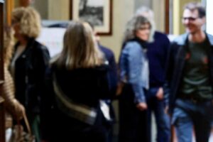foto d'archivio, 4 elettori in coda per il voto