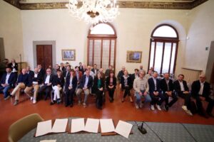 foto di gruppo dei sindaci firmatari dell'accordo Scudo Verde in sala Pistelli