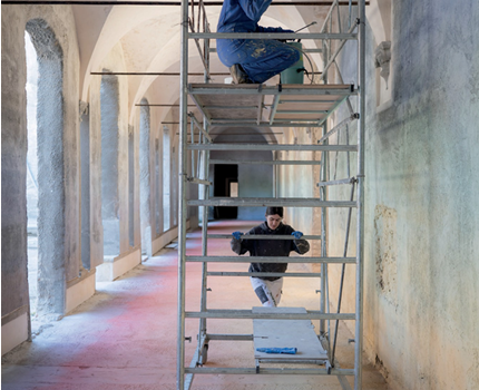 Flora Moscovici al lavoro nel loggiato del convento di Sant'Orsola