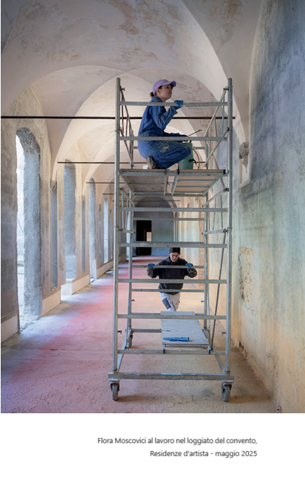 Flora Moscovici al lavoro nel loggiato del convento di Sant'Orsola