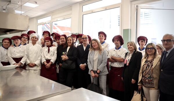 Sindaca Metropolitana Sara Funaro con i ragazzi del Buontalenti