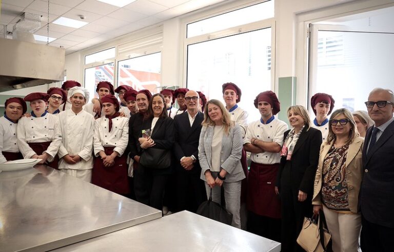 Sindaca Metropolitana Sara Funaro con i ragazzi del Buontalenti