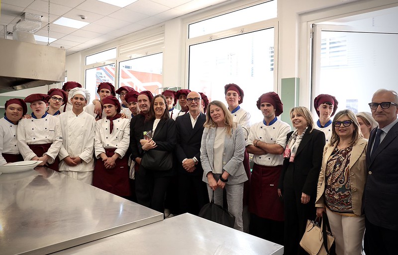 Sindaca Metropolitana Sara Funaro con i ragazzi del Buontalenti