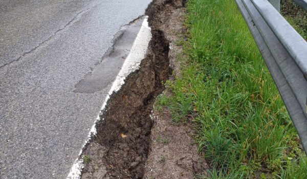 porzione di strada con frattura longitudinale, sp 8 a montecarelli