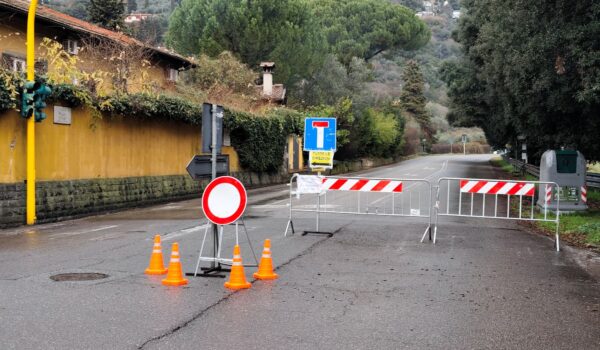 strada con transenne e segnali di divieto d'accesso e strada senza uscita