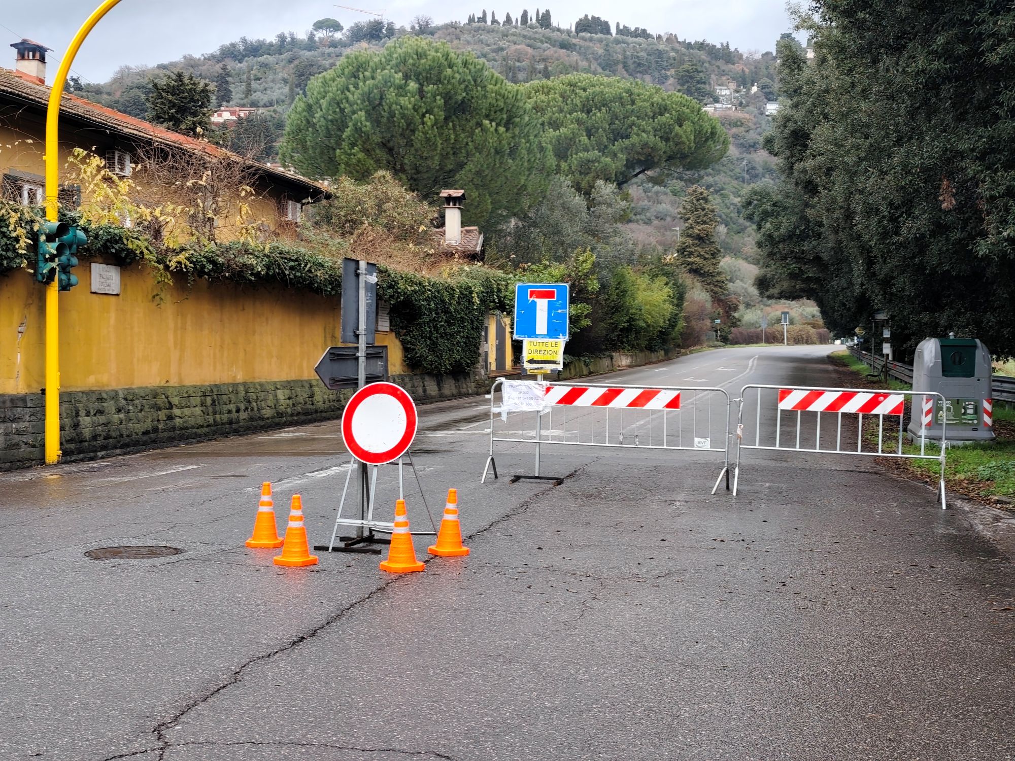 strada con transenne e segnali di divieto d'accesso e strada senza uscita