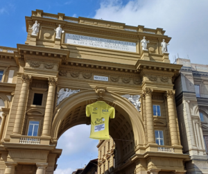 maglia gialla sotto l'arco di piazza della repubblica a Firenze