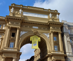 enorme maglia gialla in piazza della repubblica