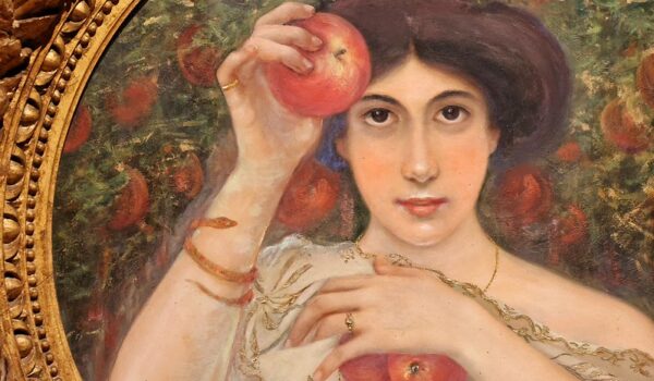 sullo sfondo un albero di mele rosse, in primo piano una donna che tiene i frutti al petto e una mela in mano