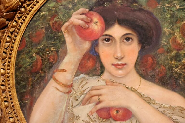 sullo sfondo un albero di mele rosse, in primo piano una donna che tiene i frutti al petto e una mela in mano