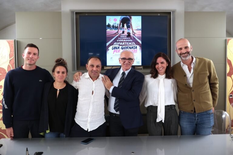 foto di gruppo durante la conferenza stampa in sala fallaci, locandina del progetto una giornata per crescere alle spalle