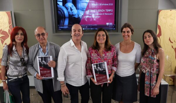 il fotografo Maniscalchi con i curatori della mostra, alle spalle la proiezione dell'invito stampa