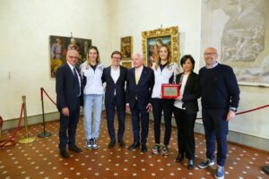 Un momento della consegna della targa alla Savino del Bene (foto Antonello Serino Met Ufficio Stampa)