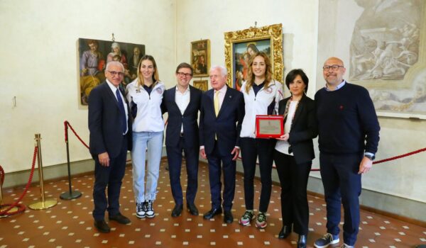 Un momento della consegna della targa alla Savino del Bene (foto Antonello Serino Met Ufficio Stampa)