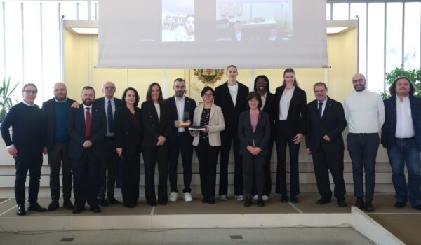 rappresentanti delle istituzioni e della squadra nella sala Barbieri del comune di Scandicci