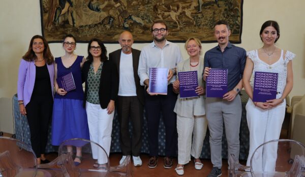 con arazzo alle spalle, in piedi gli 8 relatori intervenuti alla presentazione del progetto
