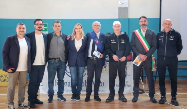 Durante la festa di chiusura della V olimpiade nel palazzetto dello sport di Rignano, foto di gruppo delle autorità intervenute, tra cui Armentano e Certosi