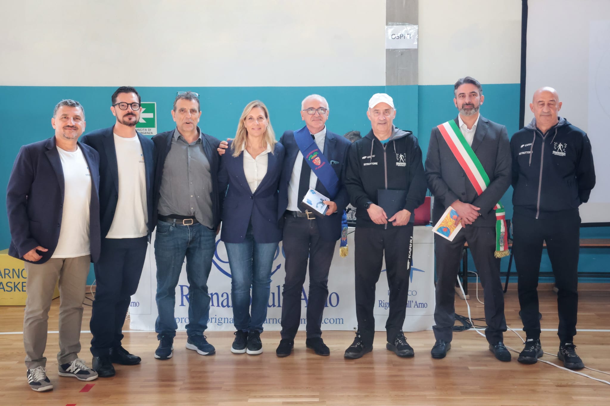 Durante la festa di chiusura della V olimpiade nel palazzetto dello sport di Rignano, foto di gruppo delle autorità intervenute, tra cui Armentano e Certosi