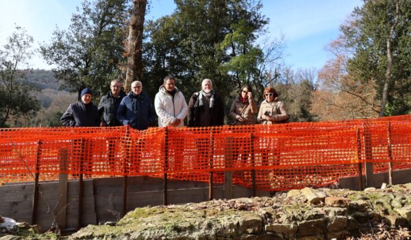 i rappresentanti delle istituzioni oltre striscia aranciane del cantiere, che delimita gli scavi