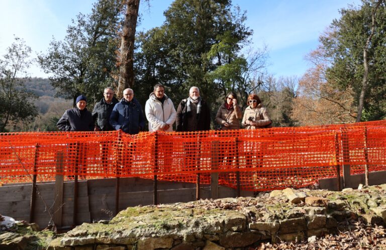 i rappresentanti delle istituzioni oltre striscia aranciane del cantiere, che delimita gli scavi