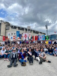 foto di gruppo con gonfaloni