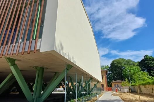 edificio sopraelevato che ospita la Palestra dell'Istituto Tecnico Agrario di Firenze