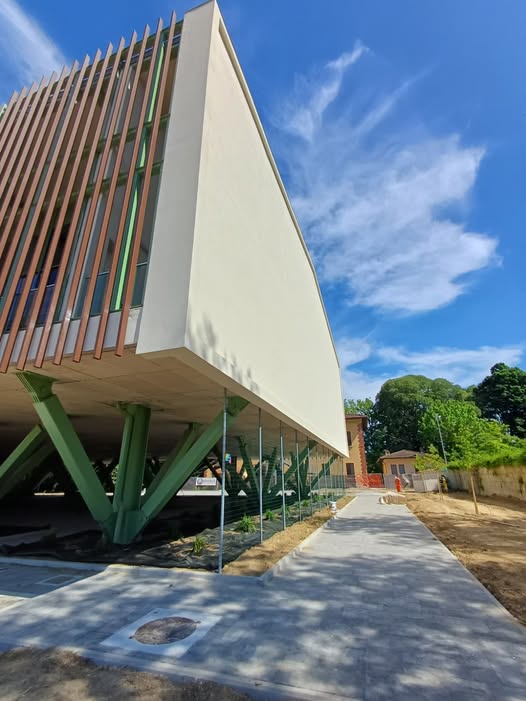 edificio sopraelevato che ospita la Palestra dell'Istituto Tecnico Agrario di Firenze