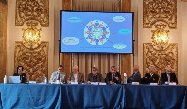 tavolo dei relatori, alle loro spalle grande schermo, nella sala luca giordano