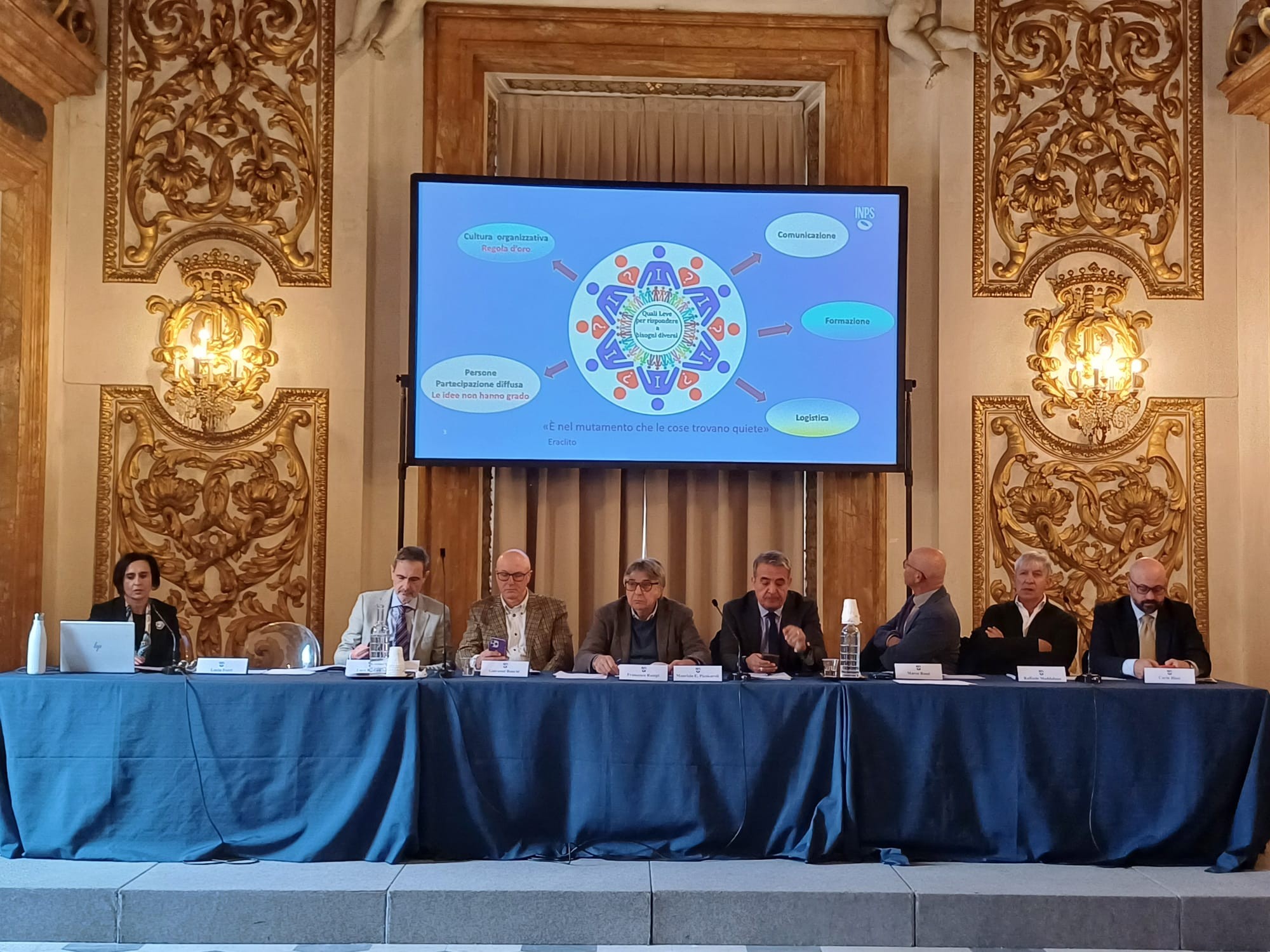 tavolo dei relatori, alle loro spalle grande schermo, nella sala luca giordano