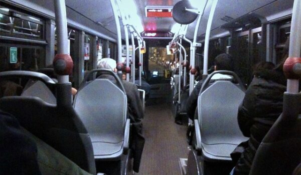 visione interna di un autobus in notturna