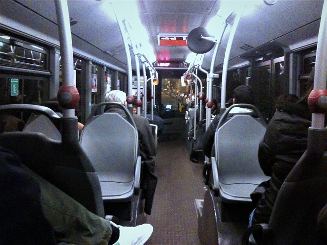 visione interna di un autobus in notturna
