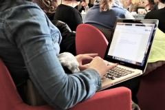 visioni di mani che digitano su una tastiera di portatile durante un concorso