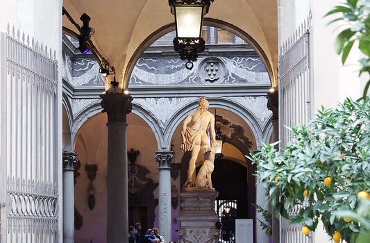 Visione del cortile di Palazzo Medici Riccardi visto dal giardino degli aranci